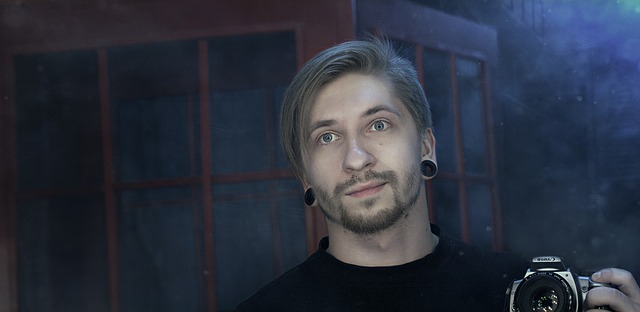 muž s foťákem